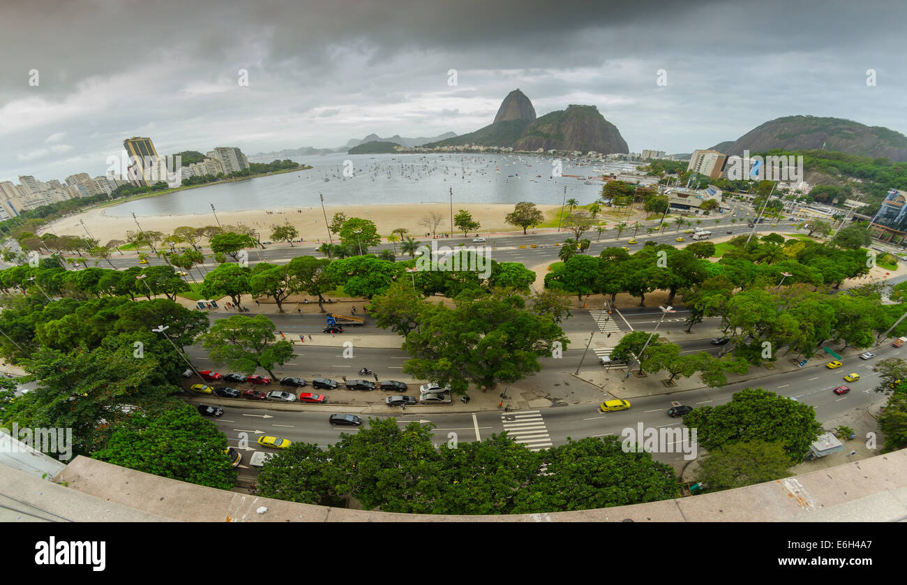 Praia de Botafogo (Botafogo Beach) avec Pão de Açúcar et Morro da Urca Banque D'Images Praia de Botafogo (Botafogo Beach) avec Pão de Açúcar et Morro da Urca Banque D'Images