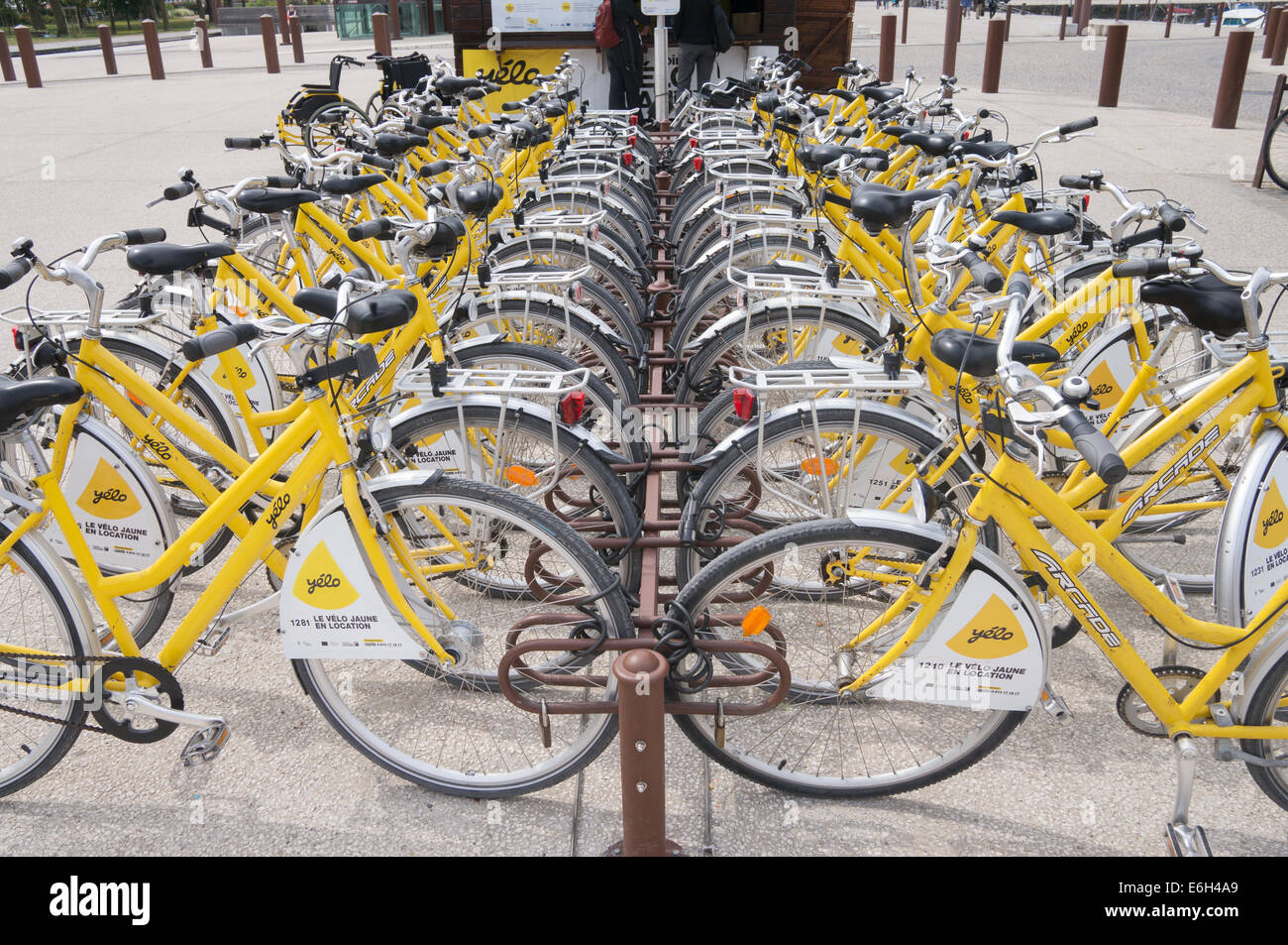 Location de vélos en libre-service Yélo point dans La Rochelle,  Charente-Maritime, France, Europe Photo Stock - Alamy