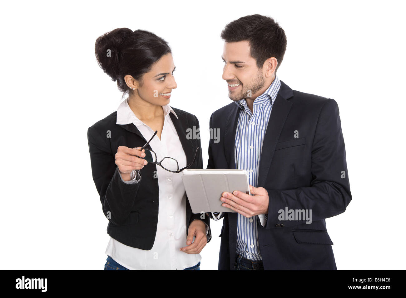 Les jeunes de l'équipe d'affaires réussie de flirter ensemble. L'homme et la femme isolated over white avec tablette. Banque D'Images