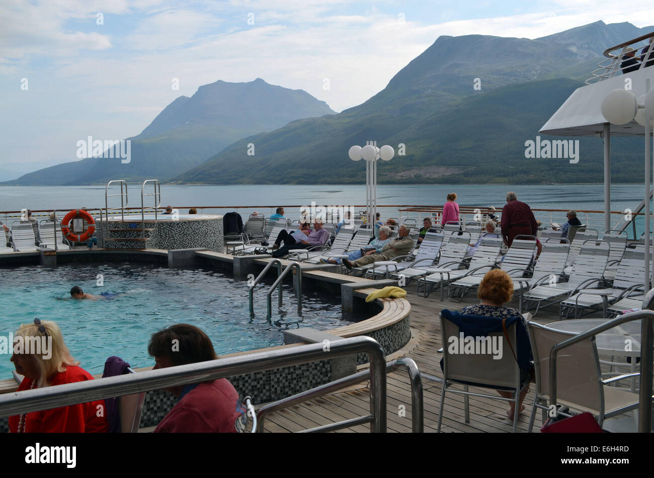 La piscine à bord du SS Balmoral continue de divertir comme le voile des périples à travers les fjords de Norvège. Banque D'Images