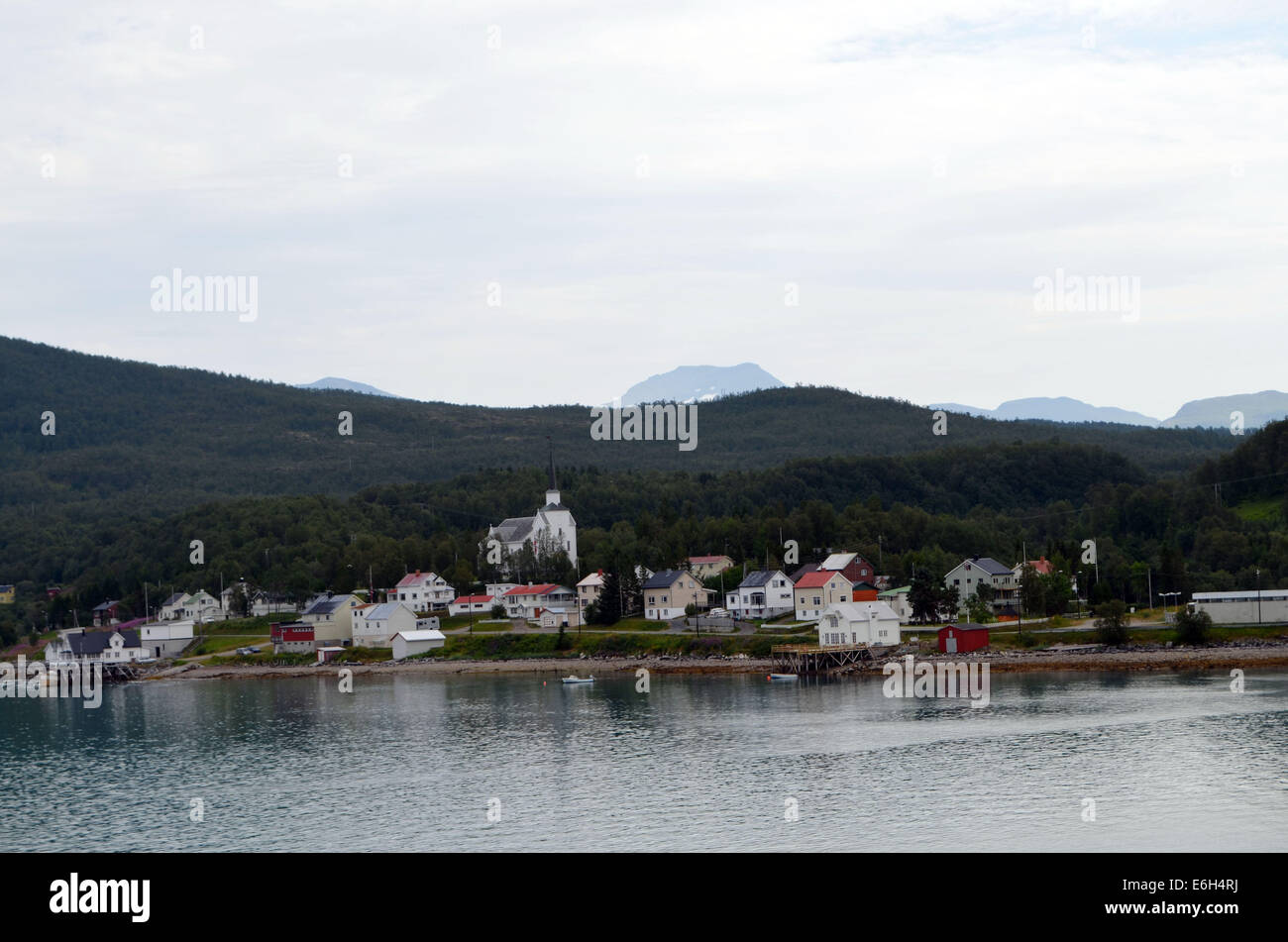 Le bateau continue près des îles d'theNordkapp,(cap nord) en voyageant à travers le ArcticRegion,la terre des midnightsun Banque D'Images