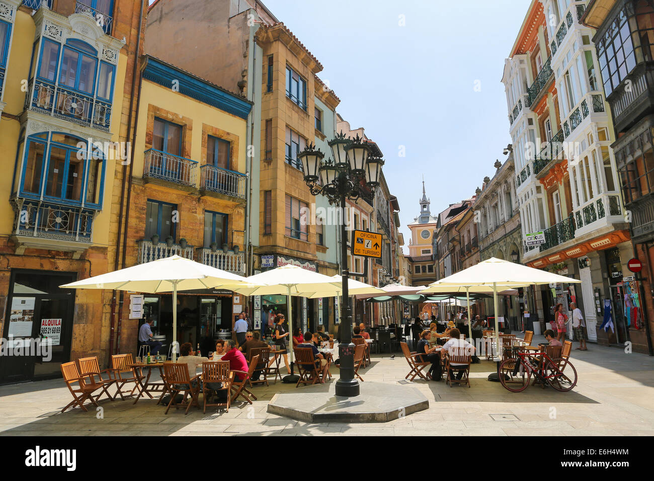 Oviedo Espagne 17 Juillet 14 Les Gens Assis A Une Terrasse Dans Le Centre De Oviedo Asturias Espagne Photo Stock Alamy