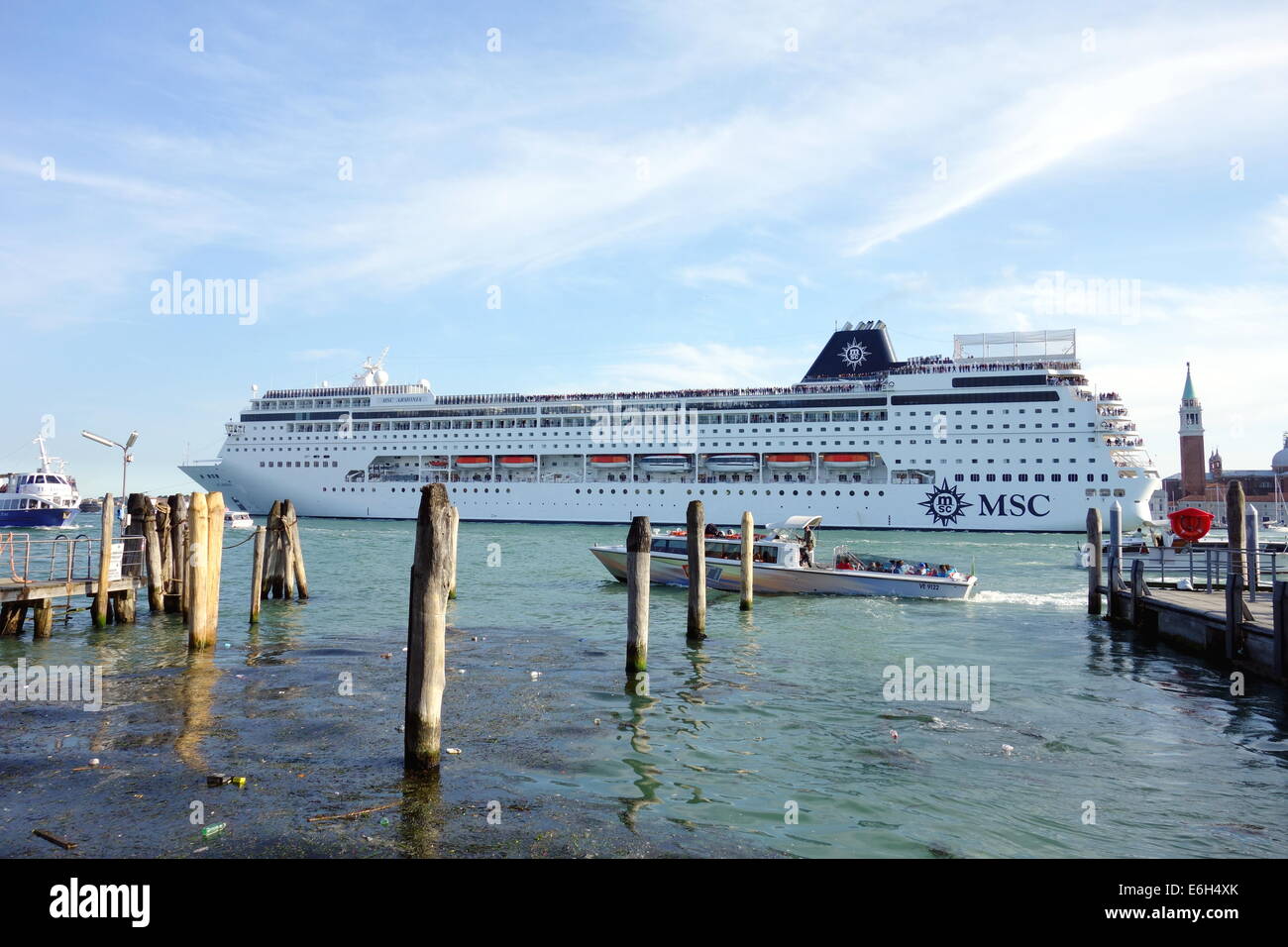 Bateau de croisière MSC de traverser la lagune de Venise, Italie Banque D'Images