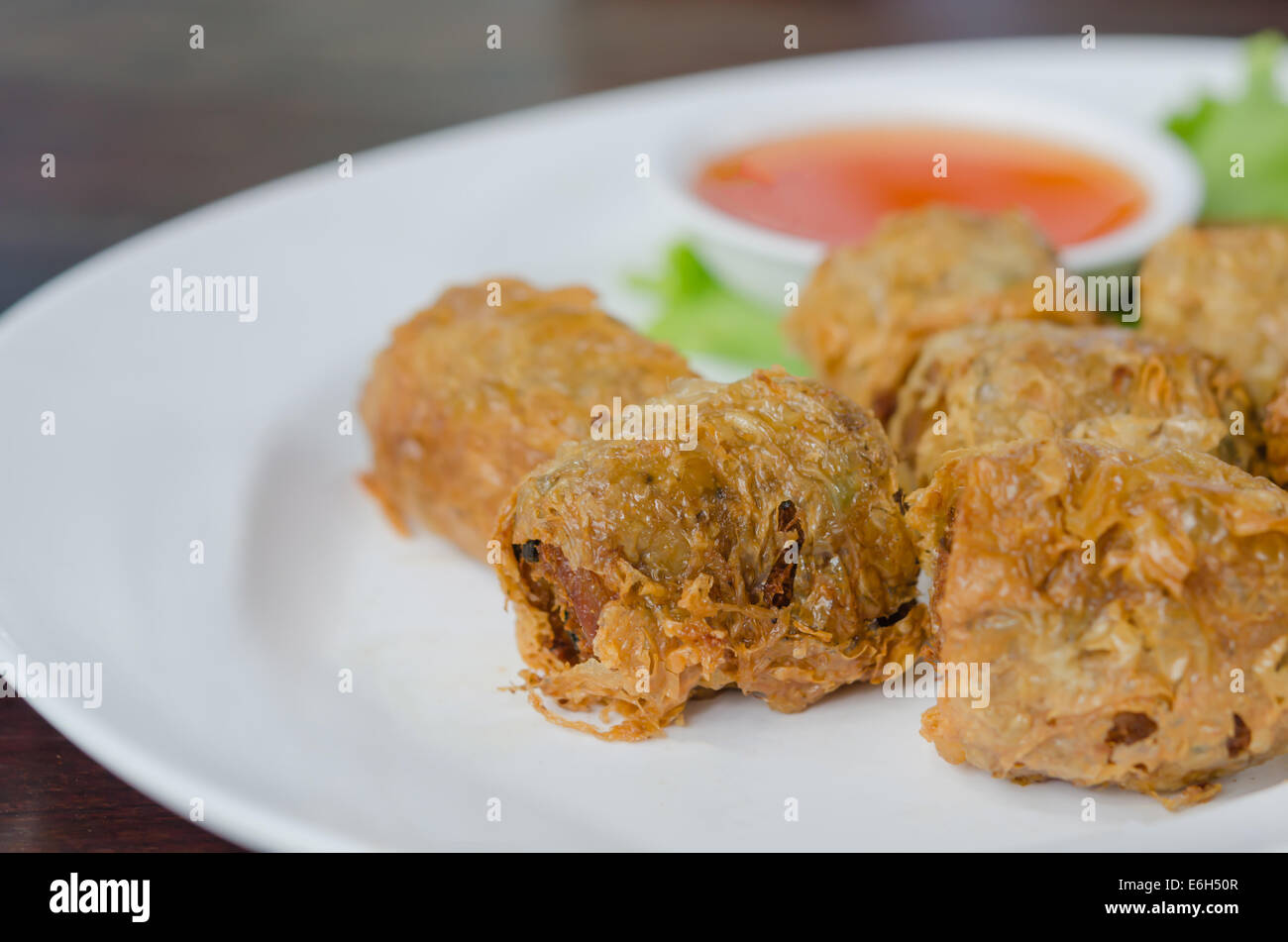 La viande de crabe frit gâteau rouleau sur le plat blanc , chinese food Banque D'Images