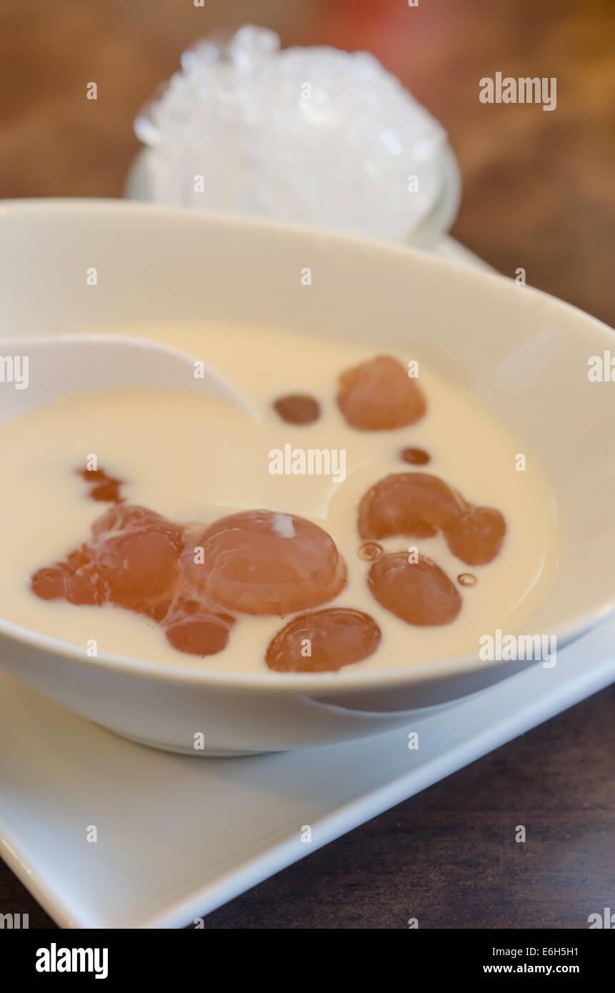 Close up Thai sweet dessert, faites avec des graines de Palmier Talipot et lait de coco Banque D'Images