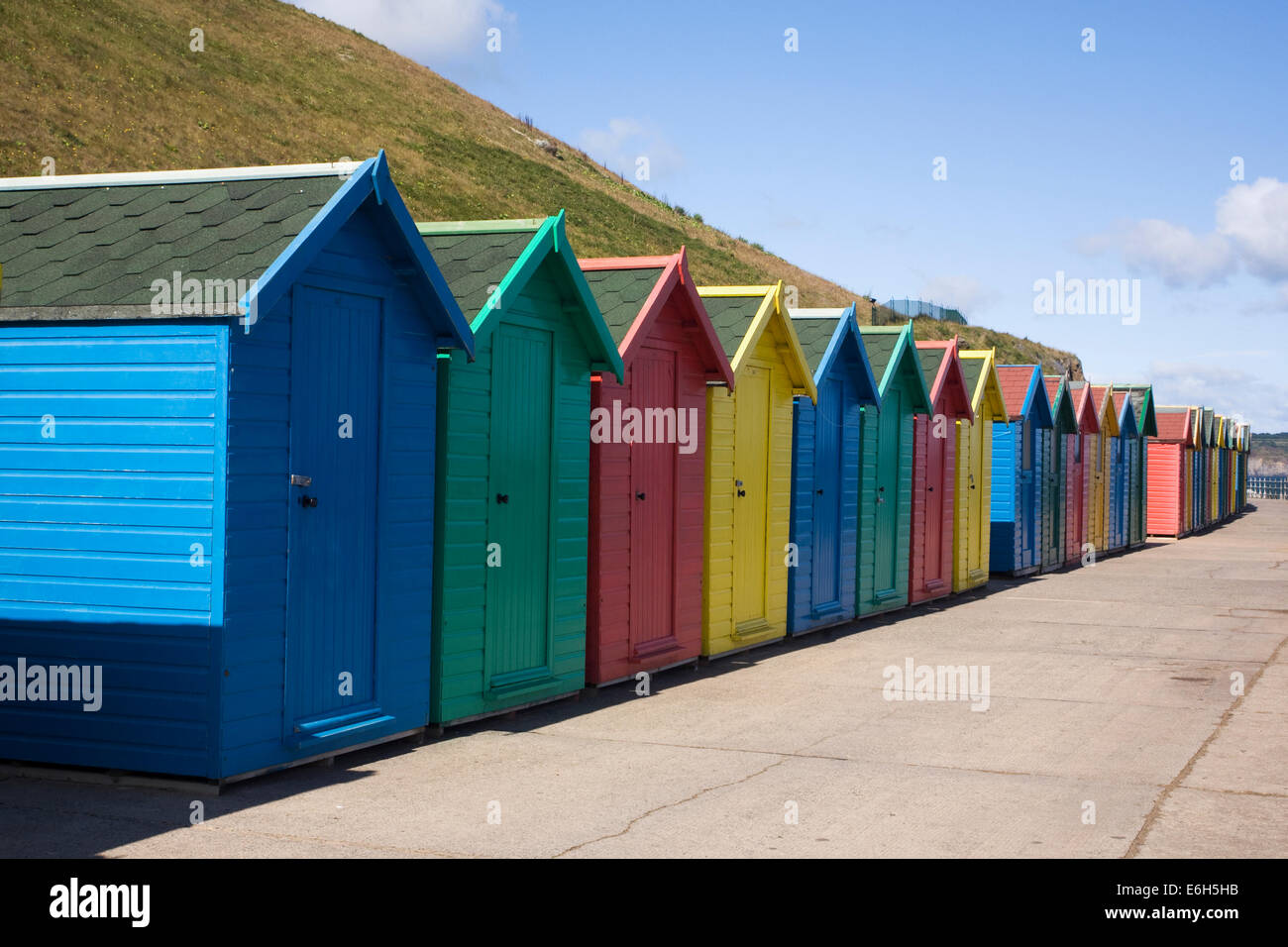 Cabines de plage de couleur vive sur le front de mer à Whitby, dans le Yorkshire, UK. Banque D'Images