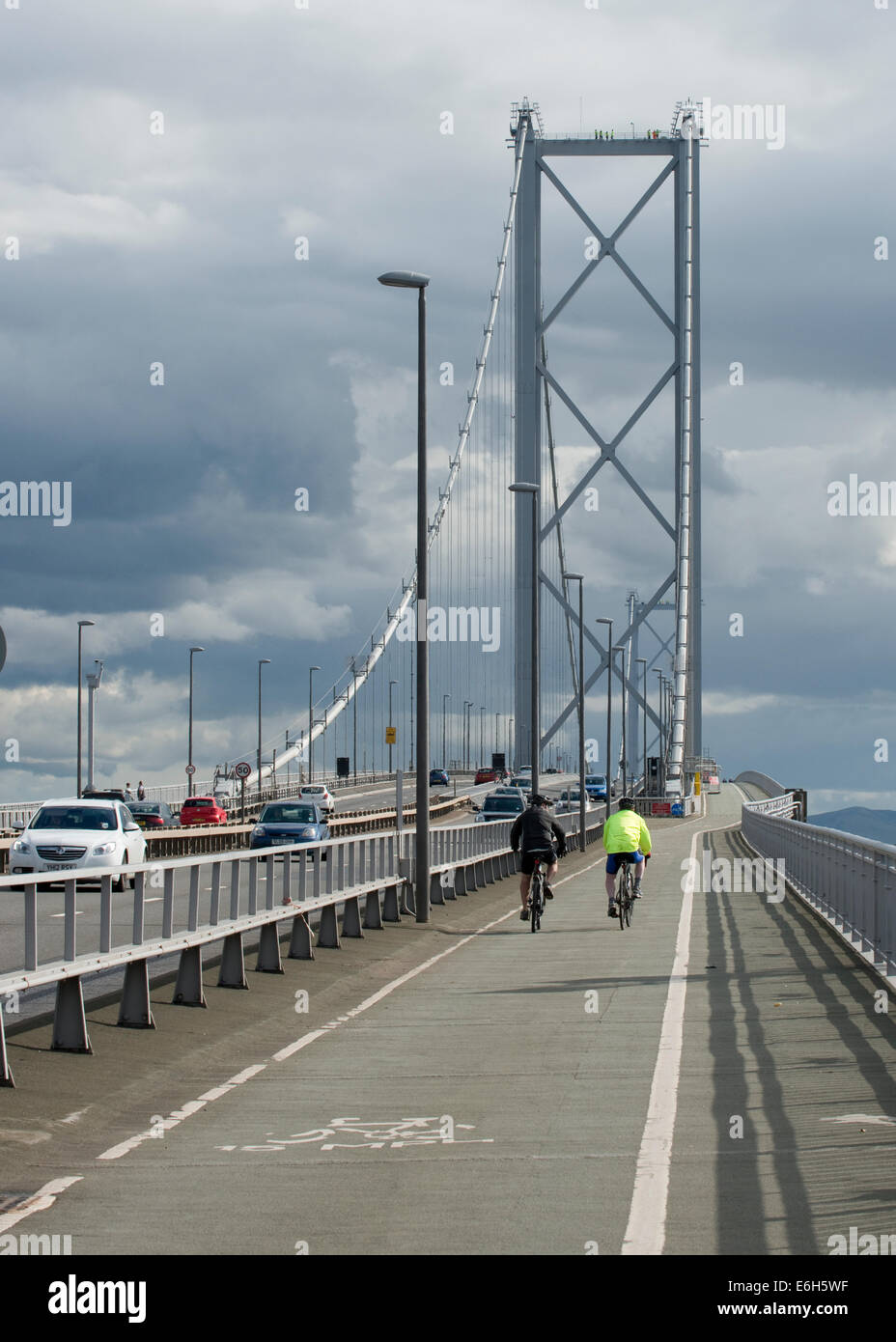Les cyclistes traversant le pont de Forth Road Edinburgh, Écosse. Banque D'Images