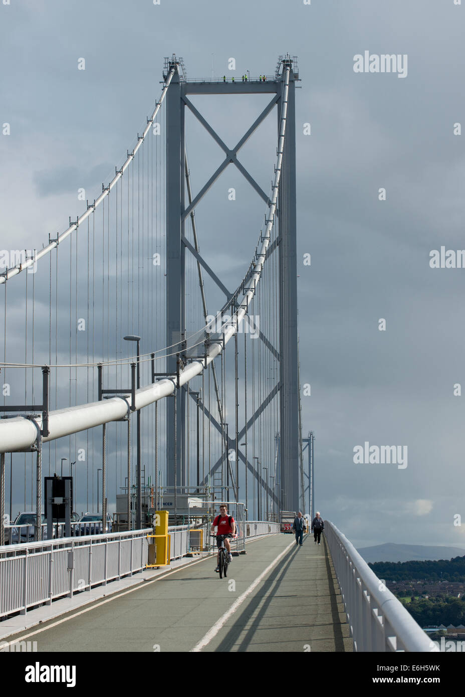 Traversée cycliste le Forth Road Bridge - pont suspendu enjambant le Firth of Forth, Édimbourg, Écosse. Banque D'Images
