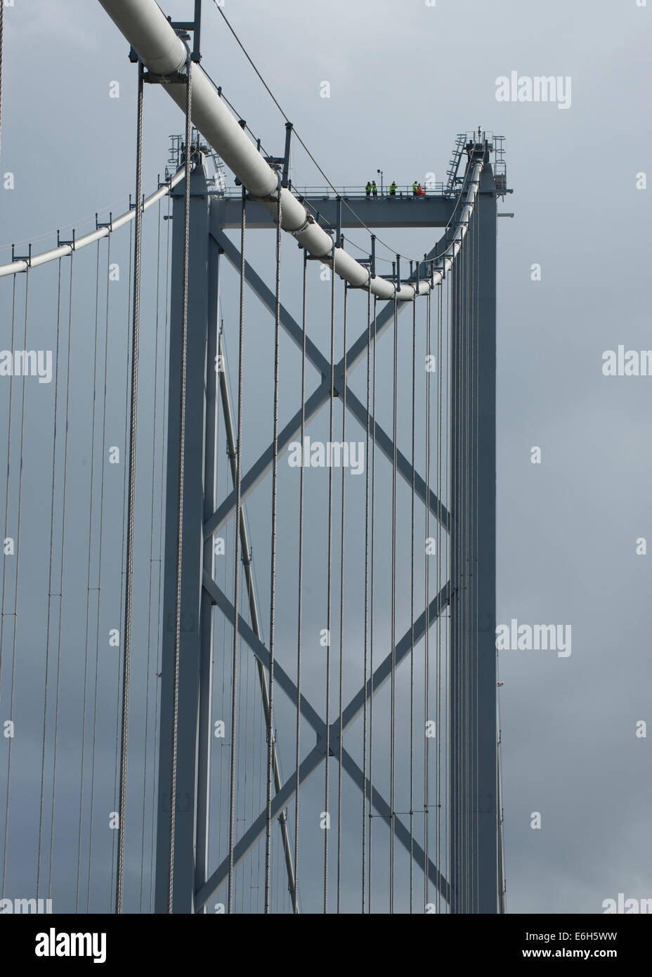 Visiteurs en haut de la grande tour de la Forth Road Bridge - pont suspendu enjambant le Firth of Forth, Édimbourg, Écosse Banque D'Images