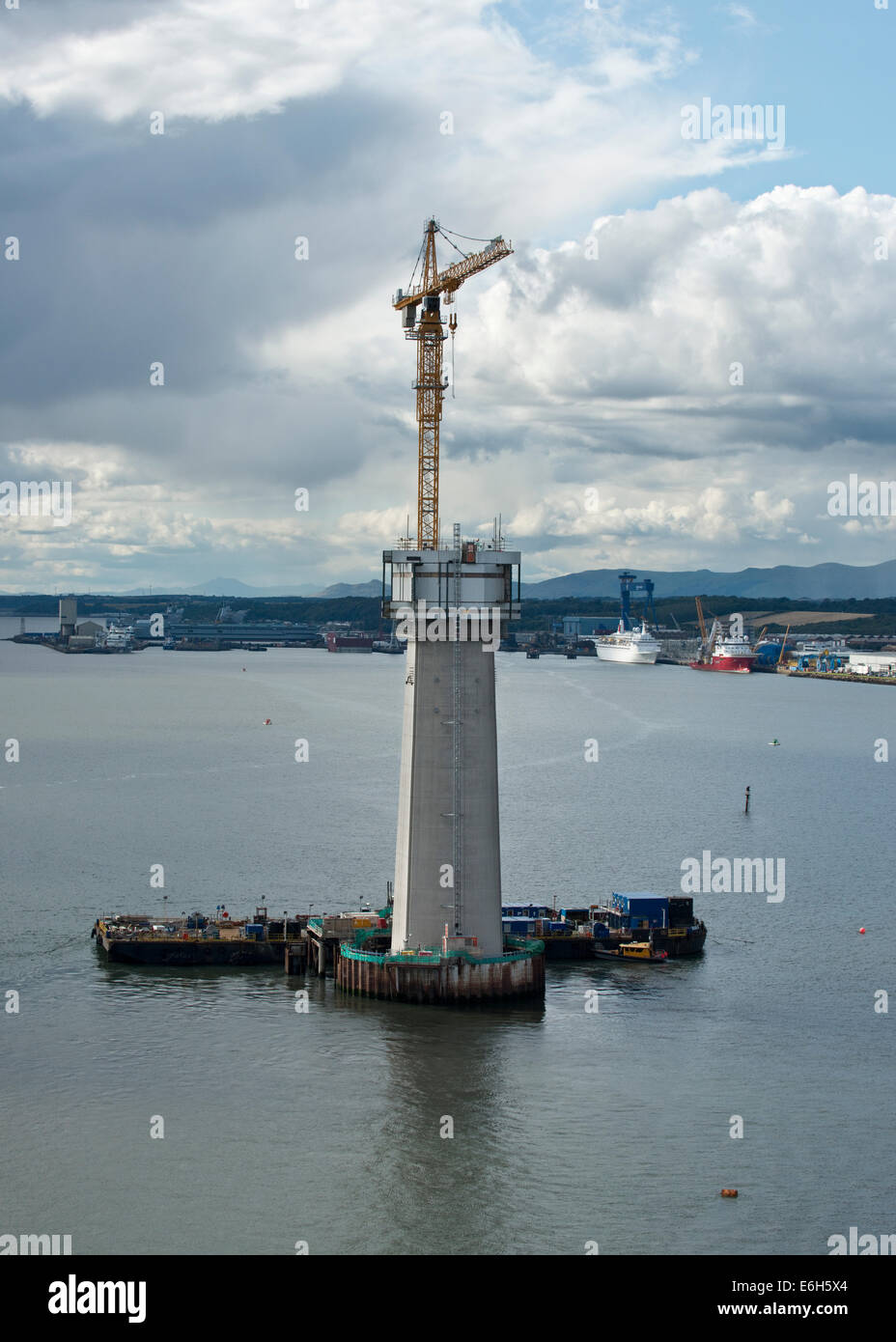 Queensferry crossing bridge - tour en cours de construction dans le Firth of Forth. chantier naval de Rosyth en arrière-plan. Banque D'Images