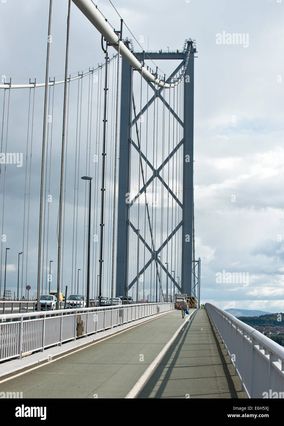 Grande tour de la Forth Road Bridge - pont suspendu enjambant le Firth of Forth, Édimbourg, Écosse Banque D'Images
