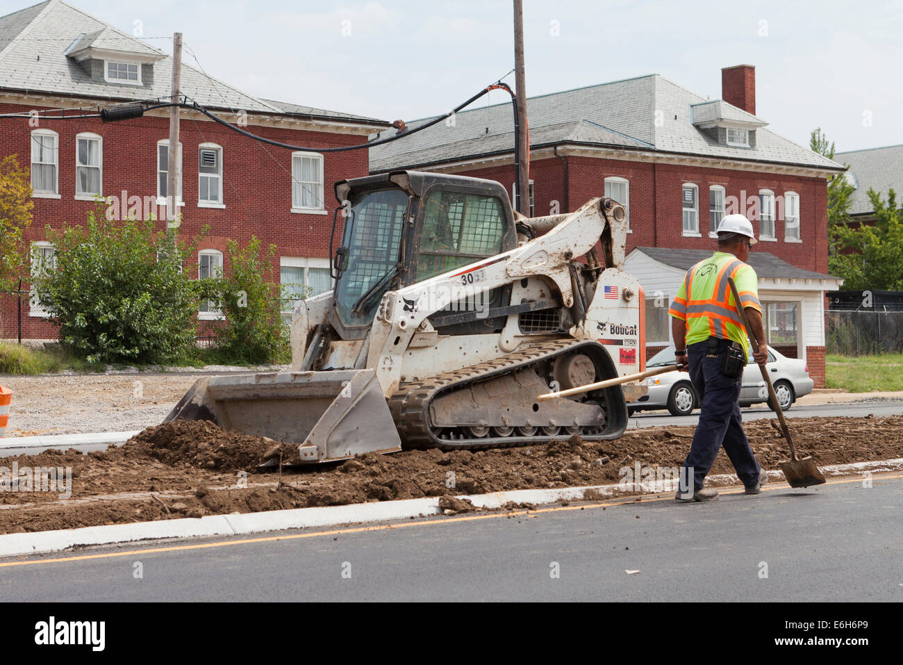 Les travailleurs municipaux du comté de travailler sur la voie publique avec les mini-Bobcat - Arlington, Virginia, USA Banque D'Images