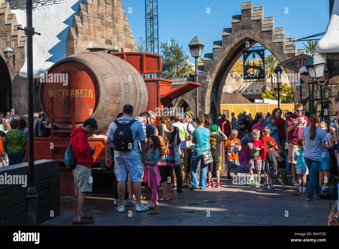 Les clients du parc font la queue pour acheter de la bière au Wizarding World of Harry Potter à Universal Studios, Orlando, Floride Banque D'Images