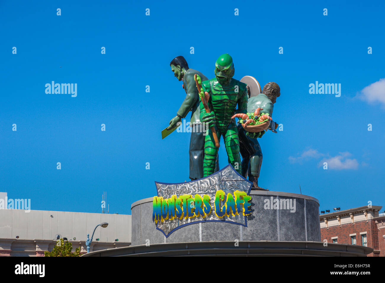 Des statues de Frankenstein, Wolfman, et la créature tourner au-dessus de la Monster Cafe à Universal Studios, Orlando Banque D'Images