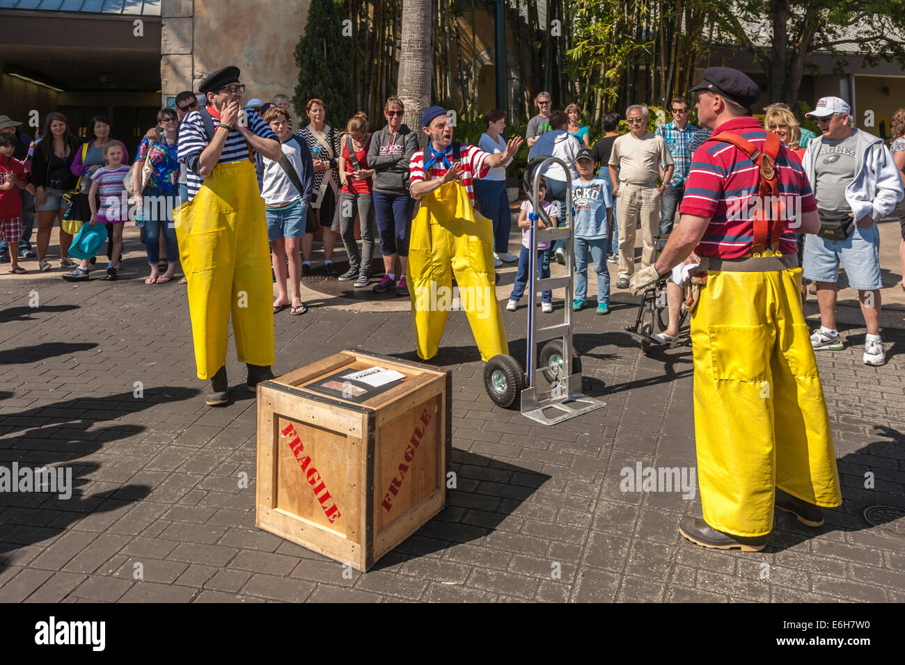 Les artistes de rue faisant de l'humoriste sur les rues à Sea World parc à thème à Orlando, Floride Banque D'Images