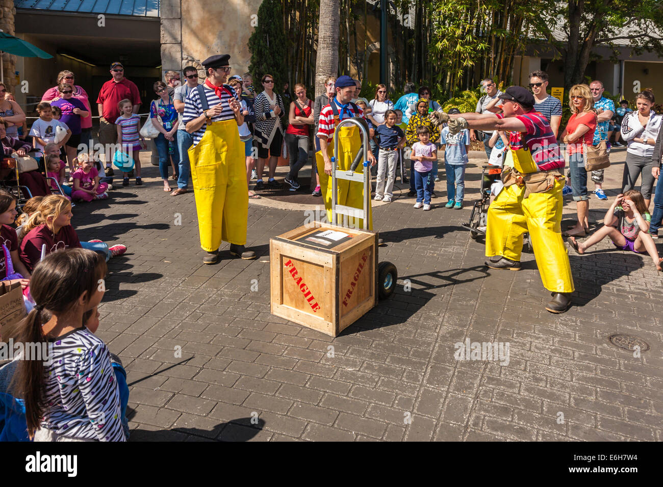 Les artistes de rue faisant de l'humoriste sur les rues à Sea World parc à thème à Orlando, Floride Banque D'Images