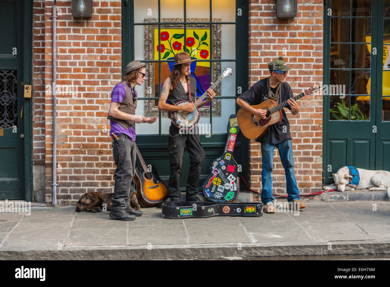 Les artistes de rue à jouer de la musique sur un trottoir dans le quartier français de La Nouvelle-Orléans, Louisiane Banque D'Images