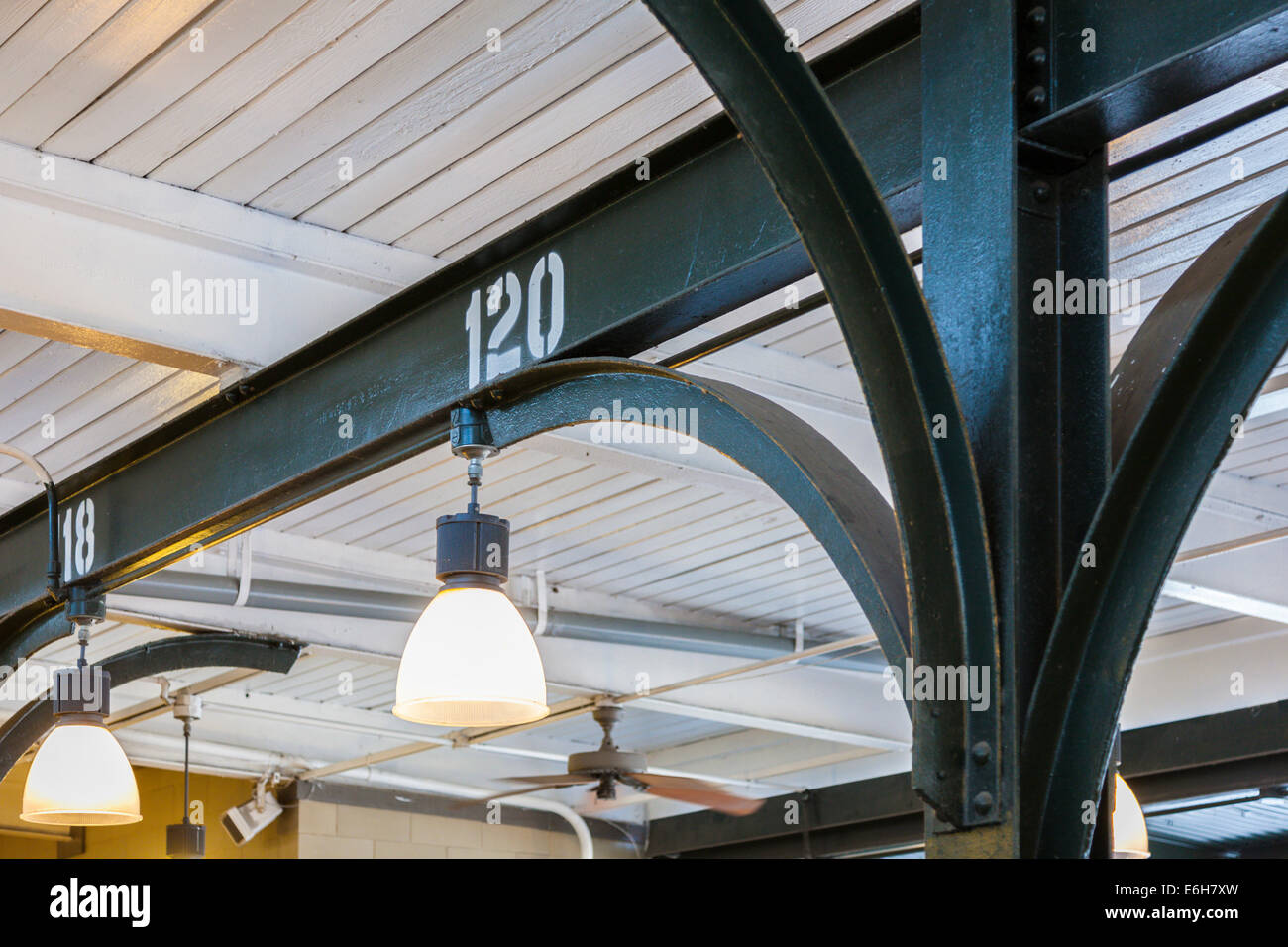 Les colonnes et les poutres de soutien en acier avec des chiffres de vente de la cale au marché français dans le quartier français de La Nouvelle-Orléans Banque D'Images