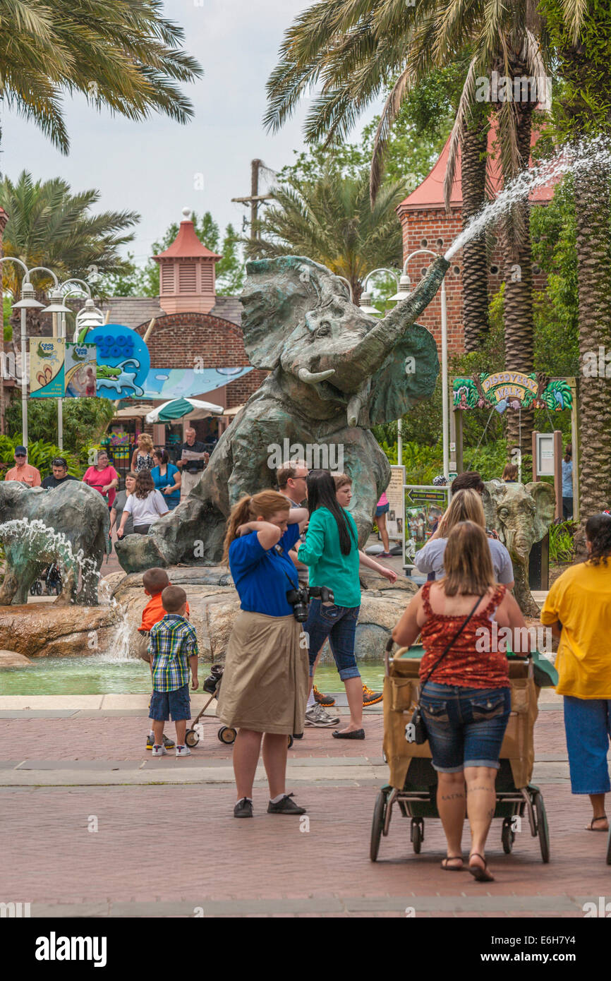 Les visiteurs se réunissent à la fontaine de l'éléphant dans la région de Audubon Zoo, La Nouvelle-Orléans, Louisiane Banque D'Images