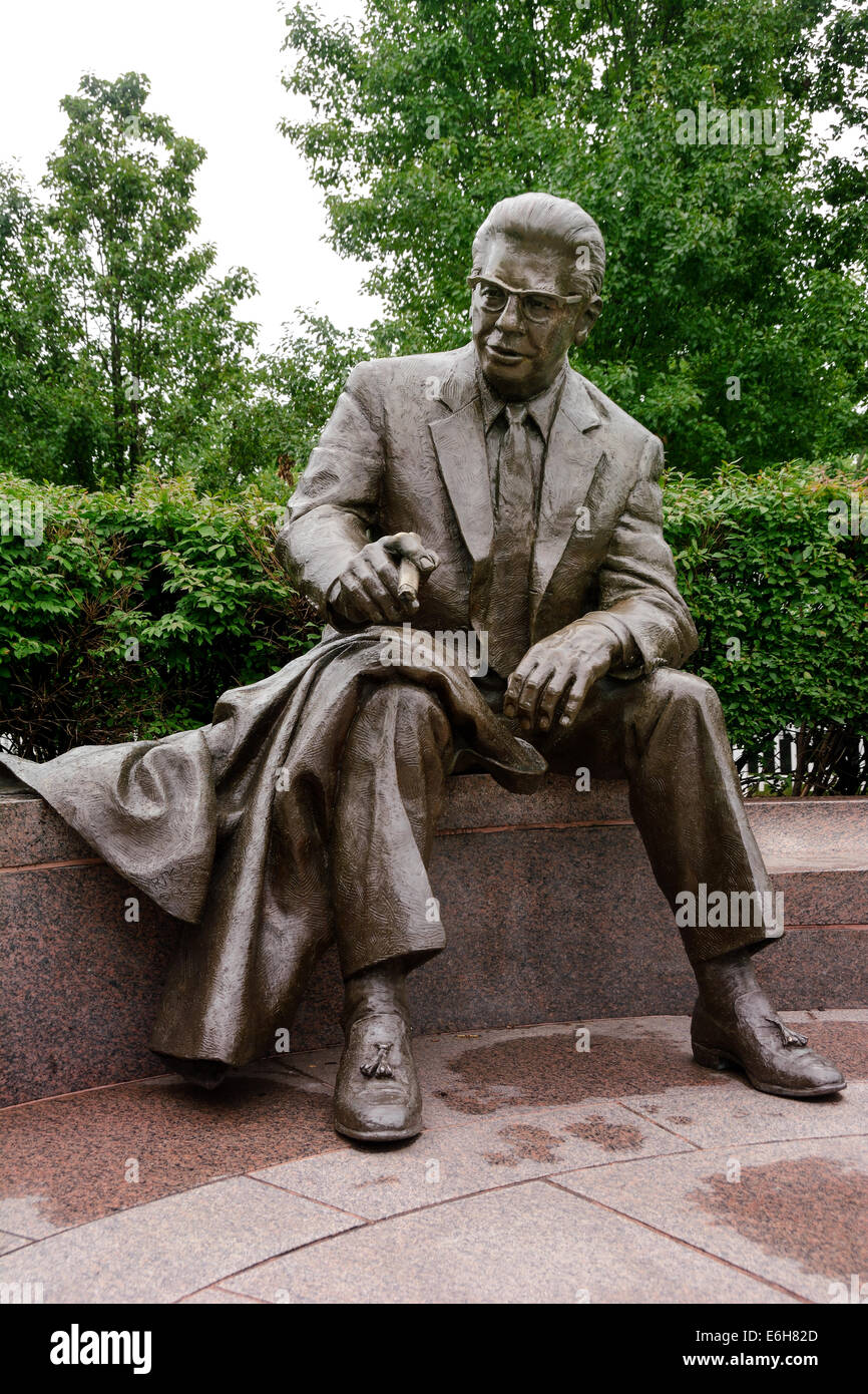 Rooney, l'art hautement révéré fondateur de la Pittsburgh Steelers, est commémoré par une statue en bronze à l'extérieur Stade Heinz Field. Banque D'Images