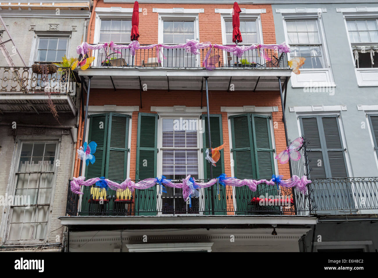 Rubans, perles et banderoles sur un balcon résidentiel dans le quartier français de La Nouvelle-Orléans, Louisiane Banque D'Images