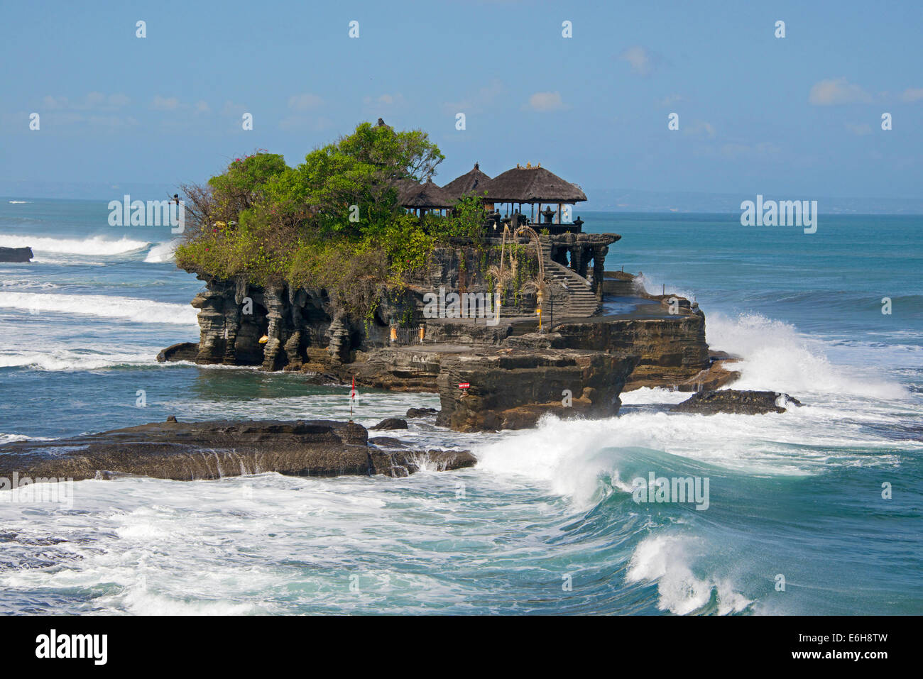Temple de Tanah Lot avec grand surfer Bali Indonésie Banque D'Images