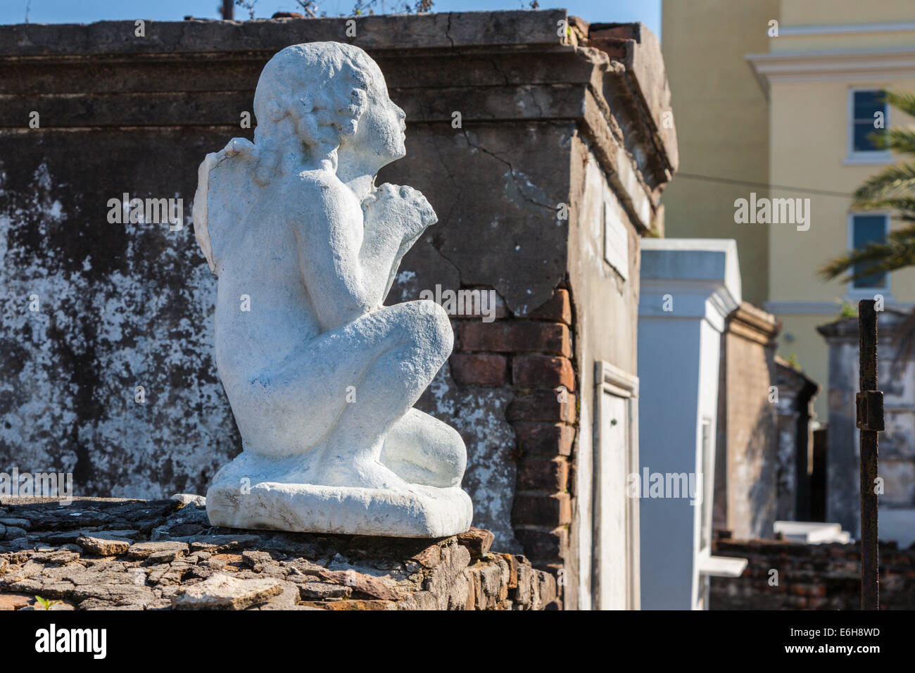 Statue de petite fille priant sur le dessus d'une tombe au-dessus du sol à St Louis Cemetery No 1 à la Nouvelle-Orléans, Louisiane Banque D'Images