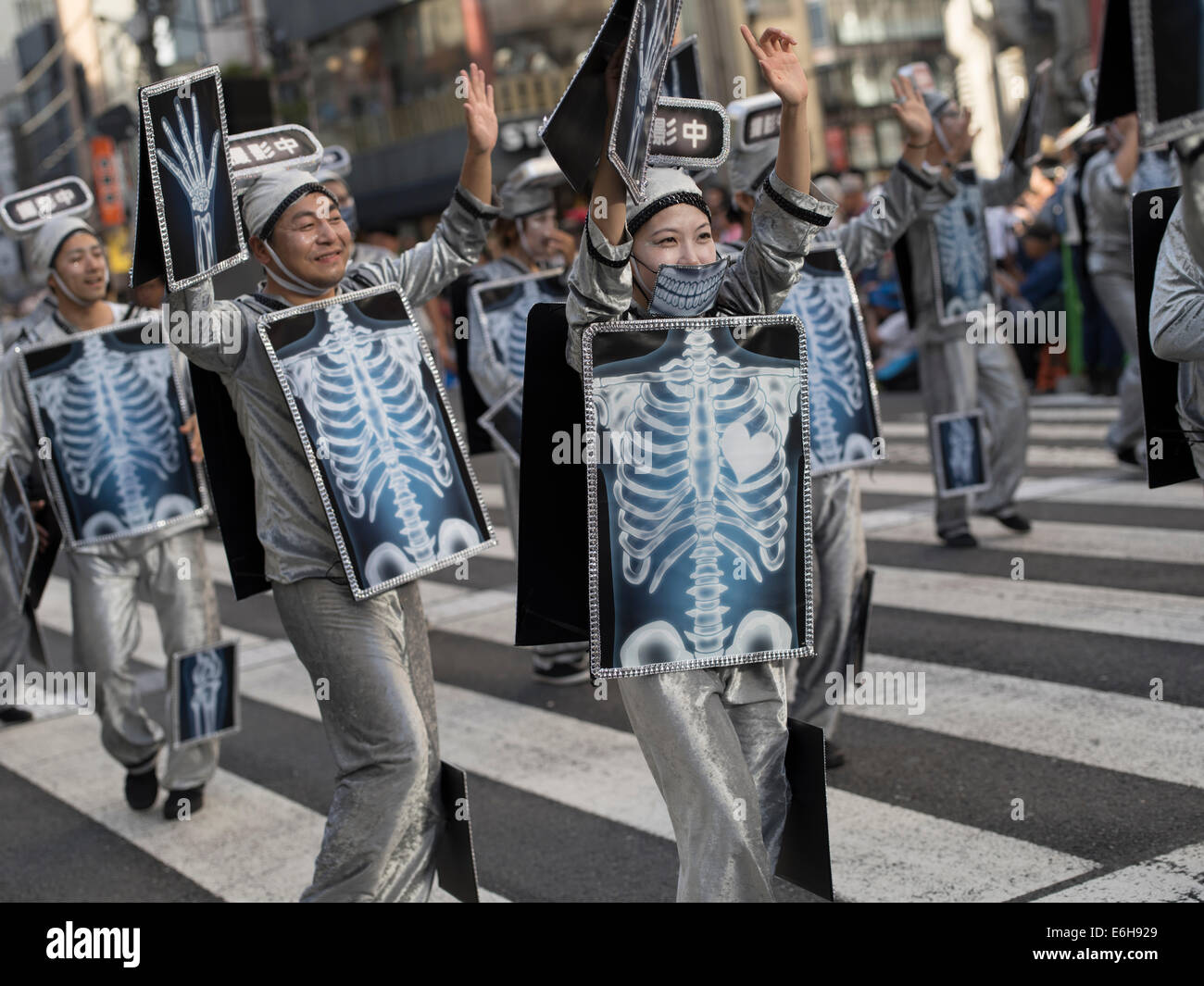 Tokyo, Japon. 23 août, 2014. Danser dans les rues à la 33e Festival de Samba d'Asakusa à Tokyo, Japon. Samedi 23 août 2014. Crédit : Chris Wilson/Alamy Live News Banque D'Images