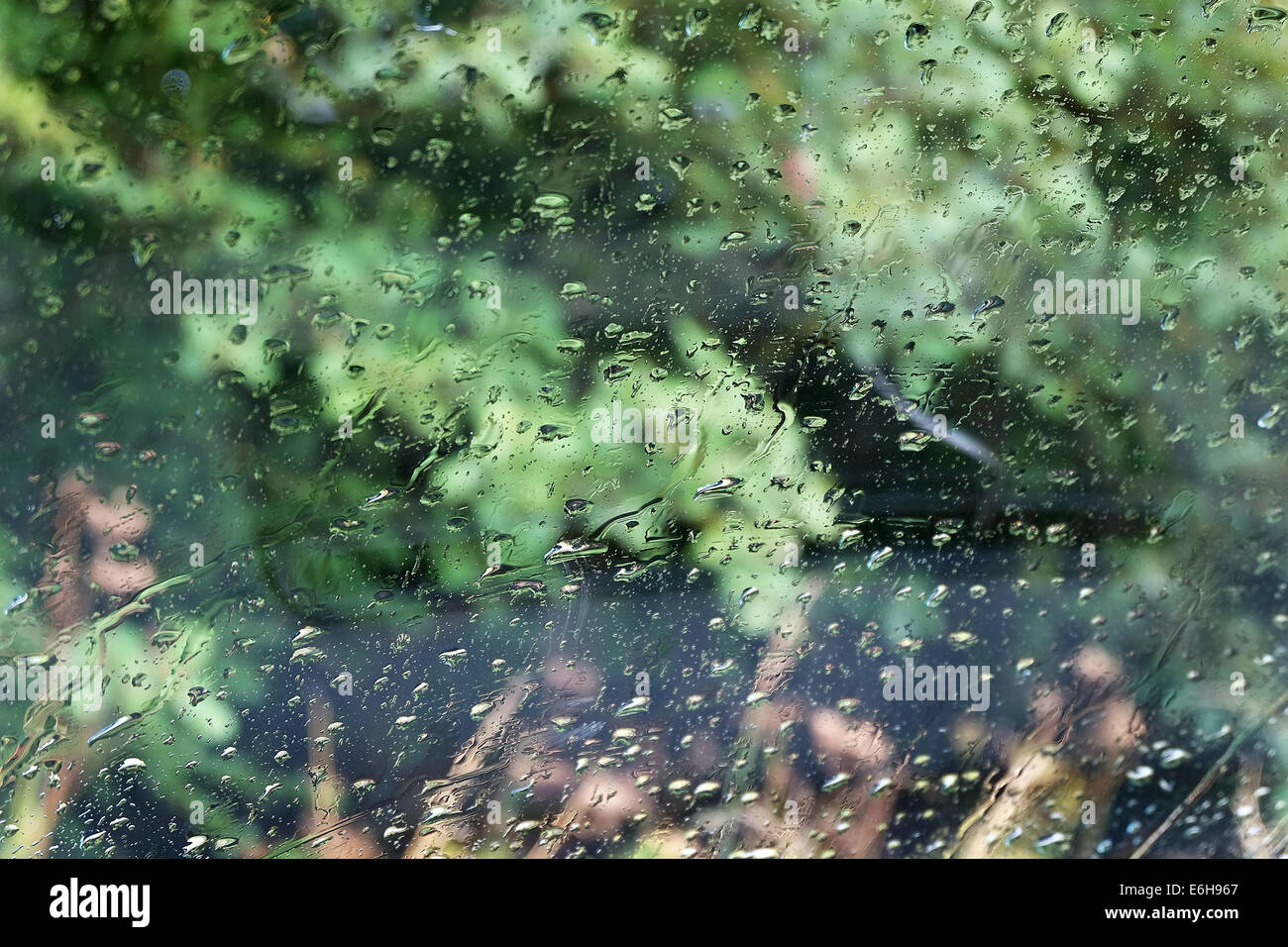 RainfalRain les gouttelettes d'eau sur le pare-brise de véhicules automobiles. Banque D'Images