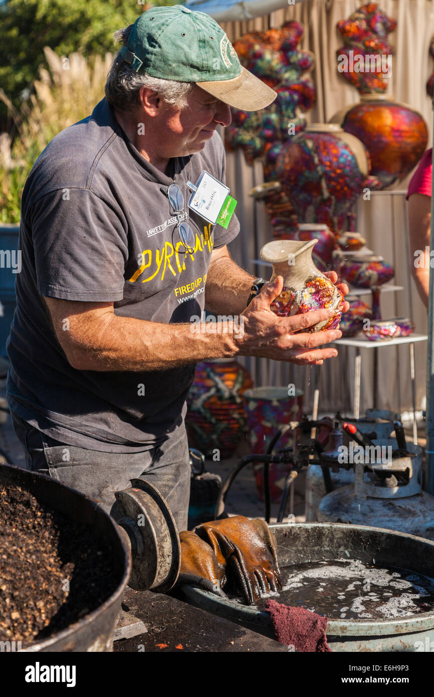 Bruce démontre Odell cuisson Raku de la poterie à une manifestation artistique à Ocean Springs, Mississippi Banque D'Images