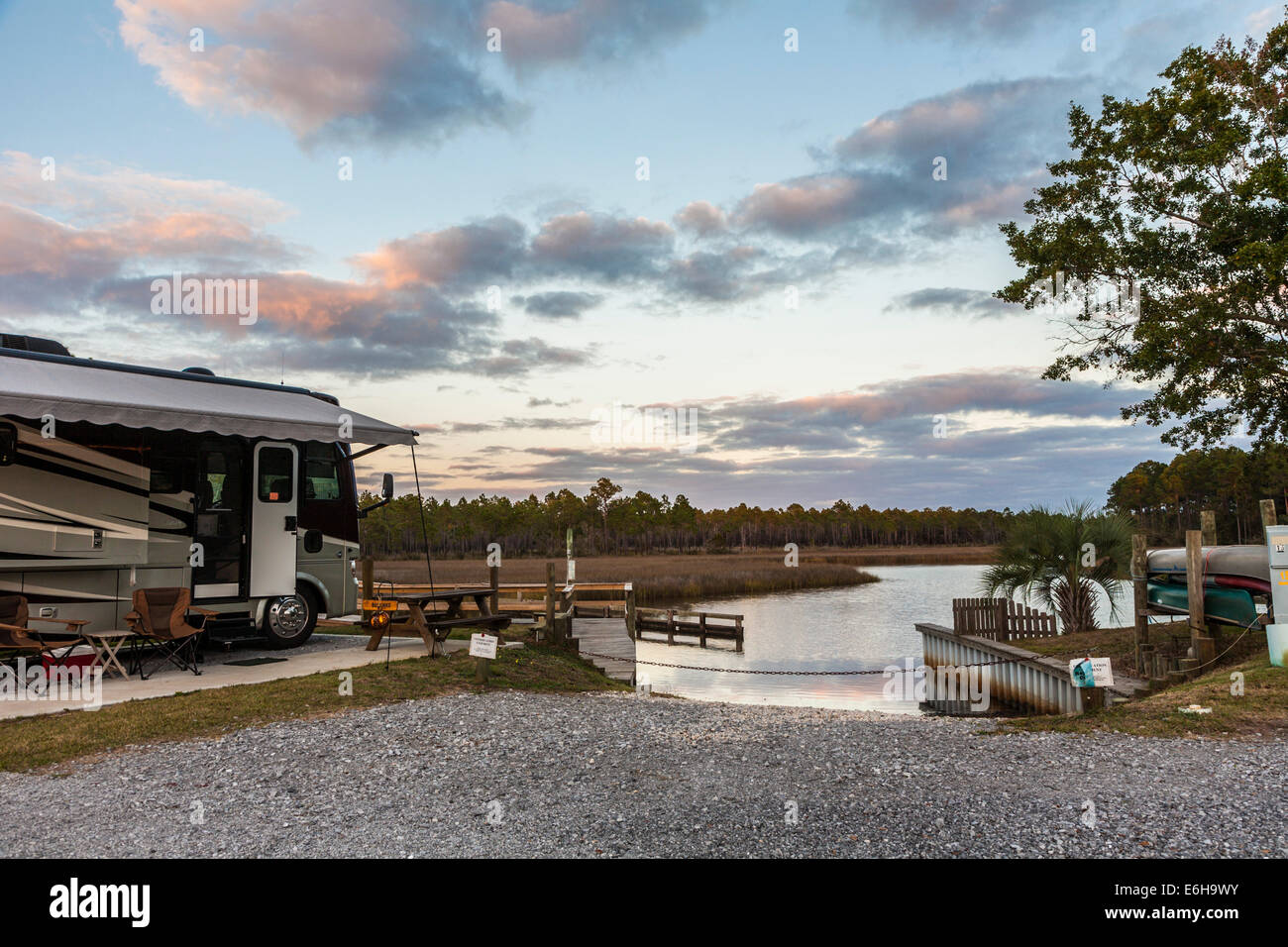 Camping mis en place pour le camping à côté de rampe de bateau pour Indian Bayou at Avalon Landing RV Park à Pensacola, Floride Banque D'Images