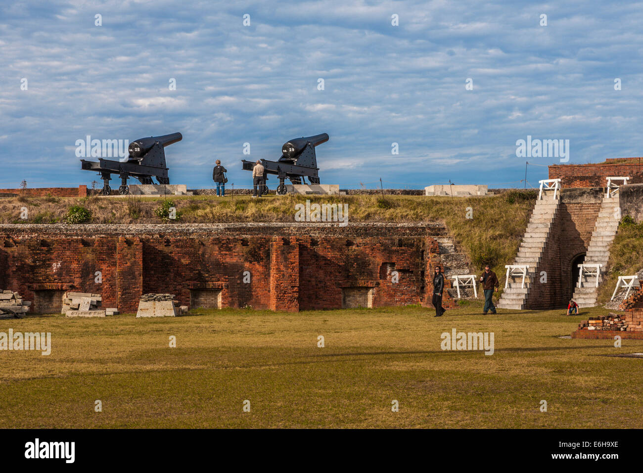 Les visiteurs du parc à pied motif et inspection de canons à Fort Clinch de Fort Clinch State Park à Fernandina Beach, Floride Banque D'Images