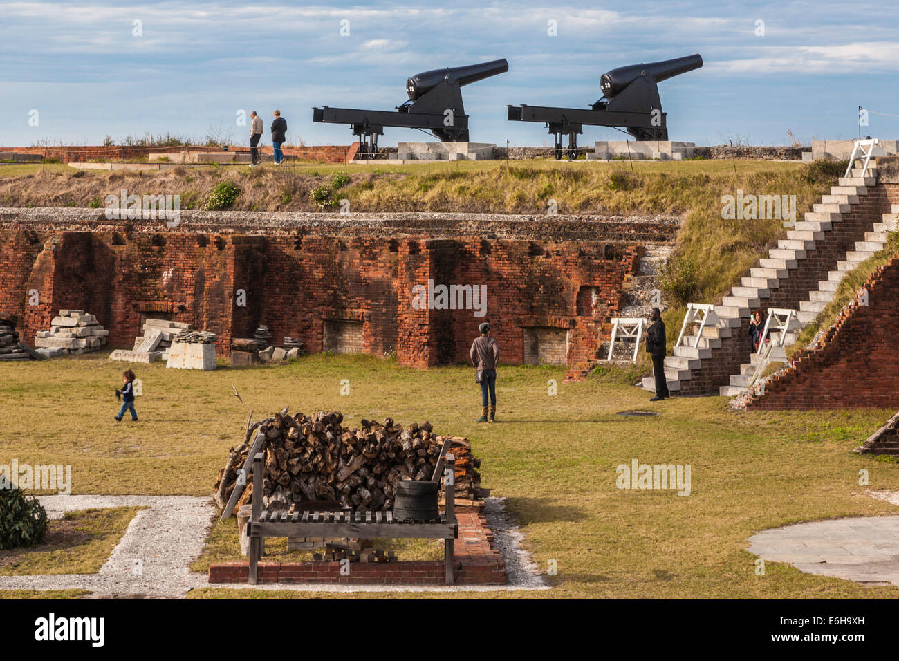 Les visiteurs du parc à pied motif et inspection de canons à Fort Clinch de Fort Clinch State Park à Fernandina Beach, Floride Banque D'Images