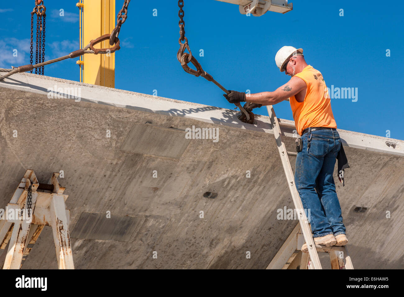 Lieux Hooker crochet de grue sur les éléments préfabriqués en béton pour chargement sur camion Banque D'Images