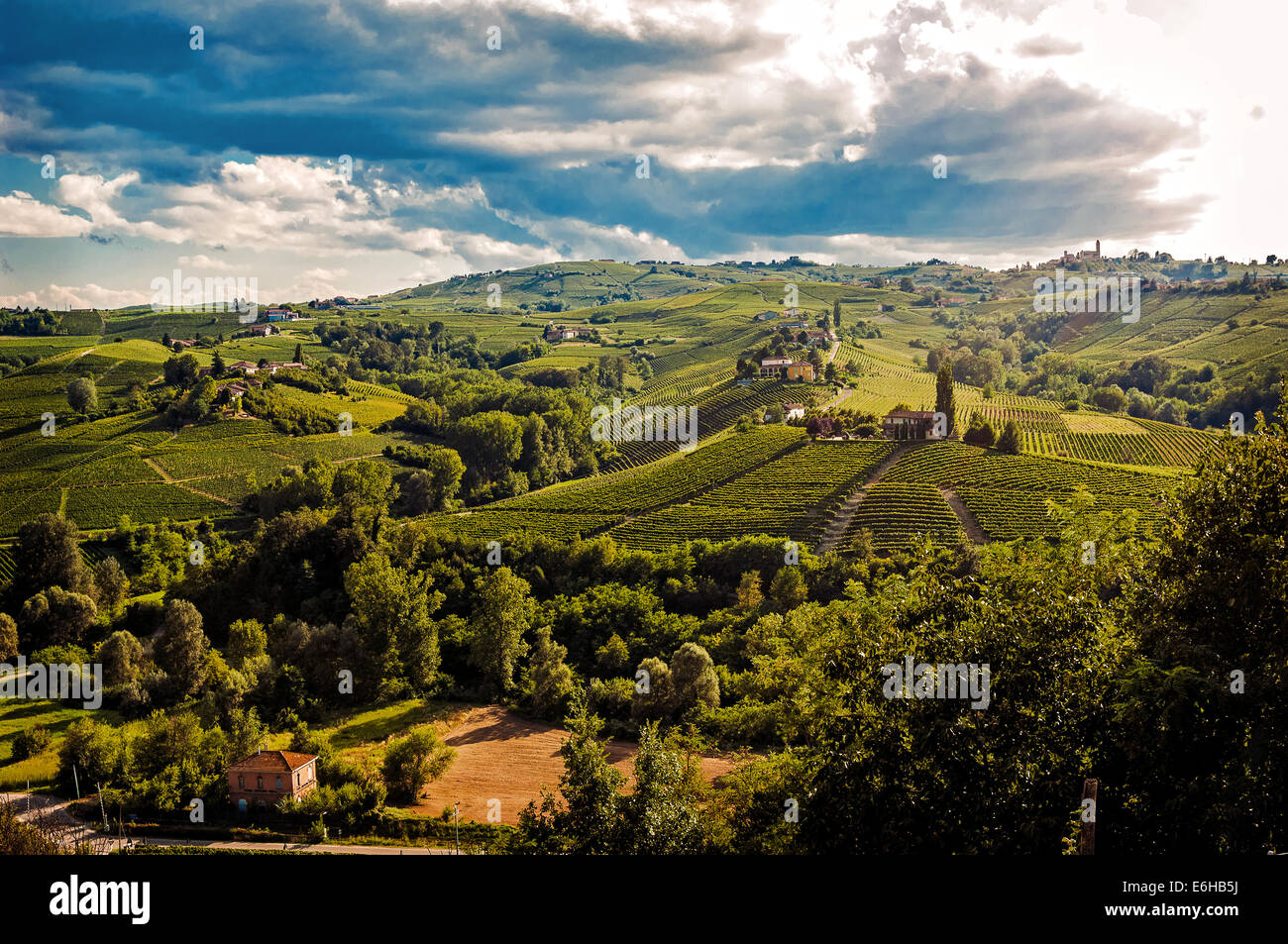 Italie Piémont Langhe Paysage Santo Stefano Belbo Banque D'Images