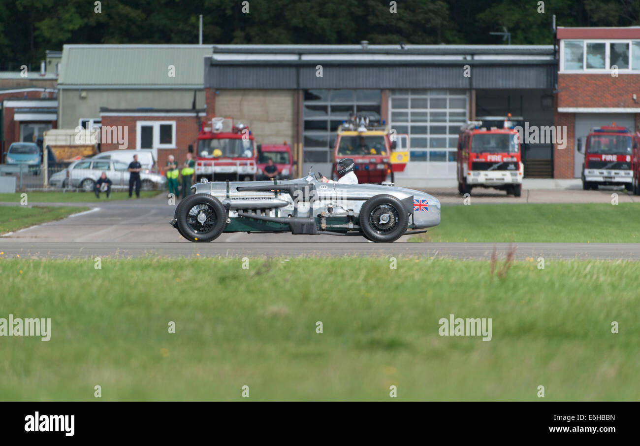 L'Aérodrome de Dunsfold Surrey, UK. Samedi 23 août 2014. La Napier-Railton sur une course rapide sur la piste lors de la 10e Escadres Dunsfold et les roues. La voiture la plus rapide jamais autour de la Brooklands Circuit extérieur (John Cobb's tour à une vitesse moyenne de 143.44mph en 1935 se tient à perpétuité). La voiture a un de 24 litres, 12 cylindres de moteurs d'avion Napier Lion. Credit : Malcolm Park editorial/Alamy Live News. Banque D'Images