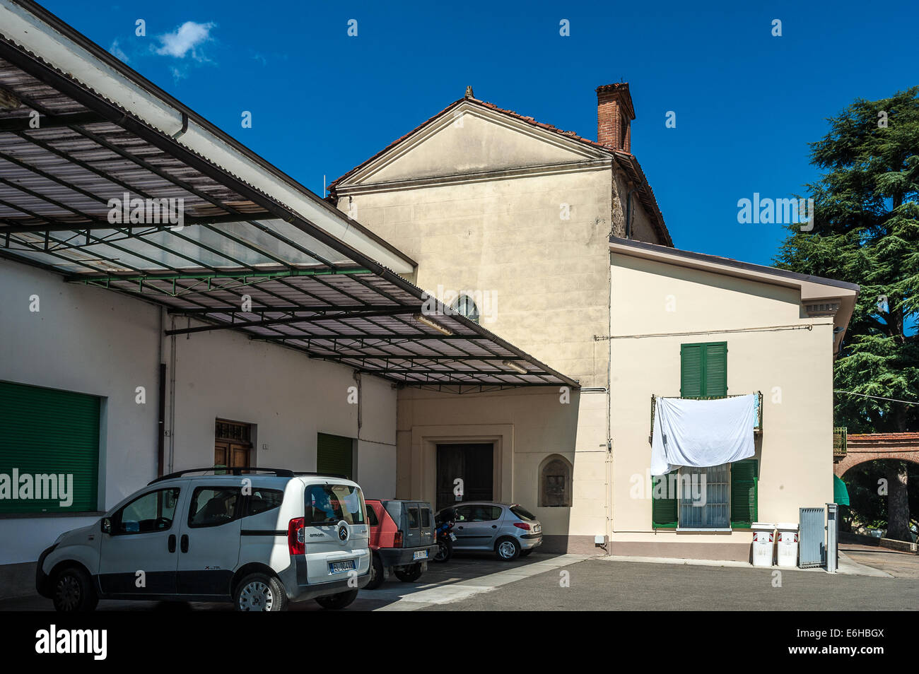 Italie Piémont Langhe Santo Stefano Belbo Abbaye de Saint Gaudenzio maintenant partie intégrante d'une usine et utilisé comme une maison Banque D'Images