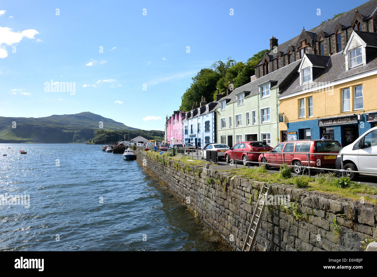 Port peint de couleurs vives, maisons et boutiques sur Quay Street, Portree, Isle of Skye, Scotland, UK Banque D'Images