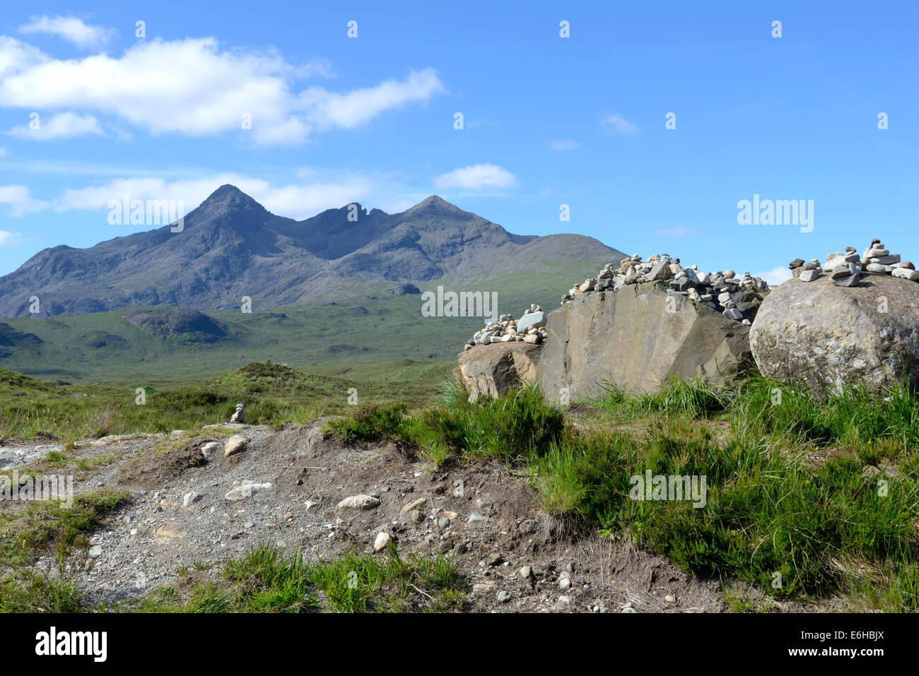 Pierres empilées sur des rochers au point de vue de Sligachan et montrant la crête de Cuillin noir sur Skye, Écosse Banque D'Images