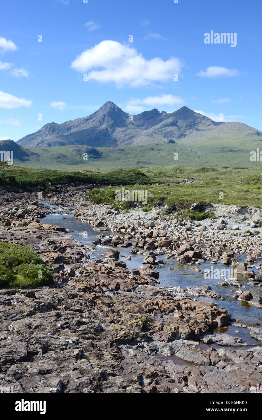 Une rivière asséchée Sligachan et la chaîne de montagnes Cuillin noires sur l'île de Skye Banque D'Images