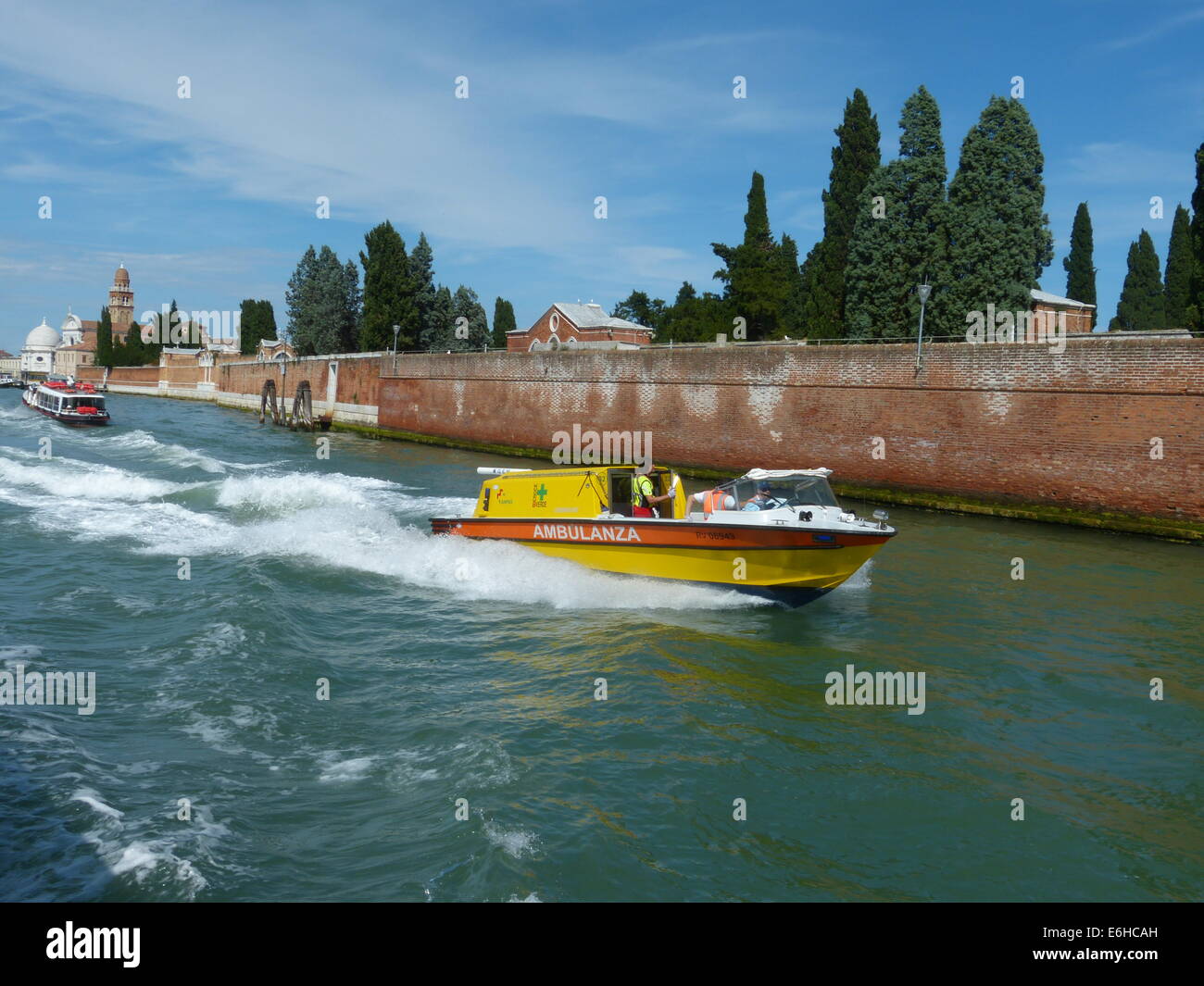 Une ambulance des vitesses bateau vénitien après le cimetière de San Michele à l'île de la lagune de Venise Banque D'Images