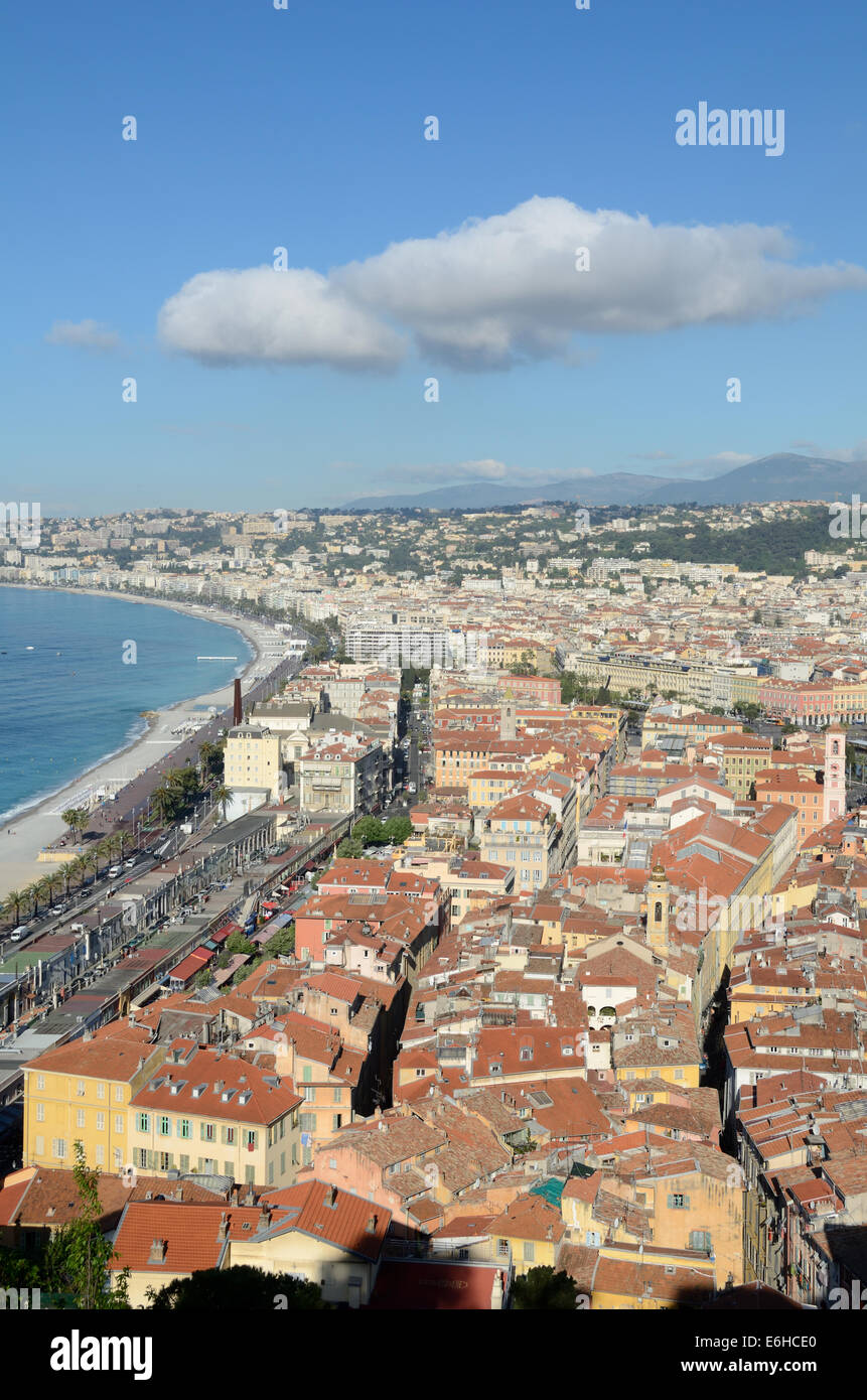 Vue aérienne de la vieille ville, la côte méditerranéenne et de la Promenade des Anglais du Château NICE Alpes-Maritimes France Banque D'Images