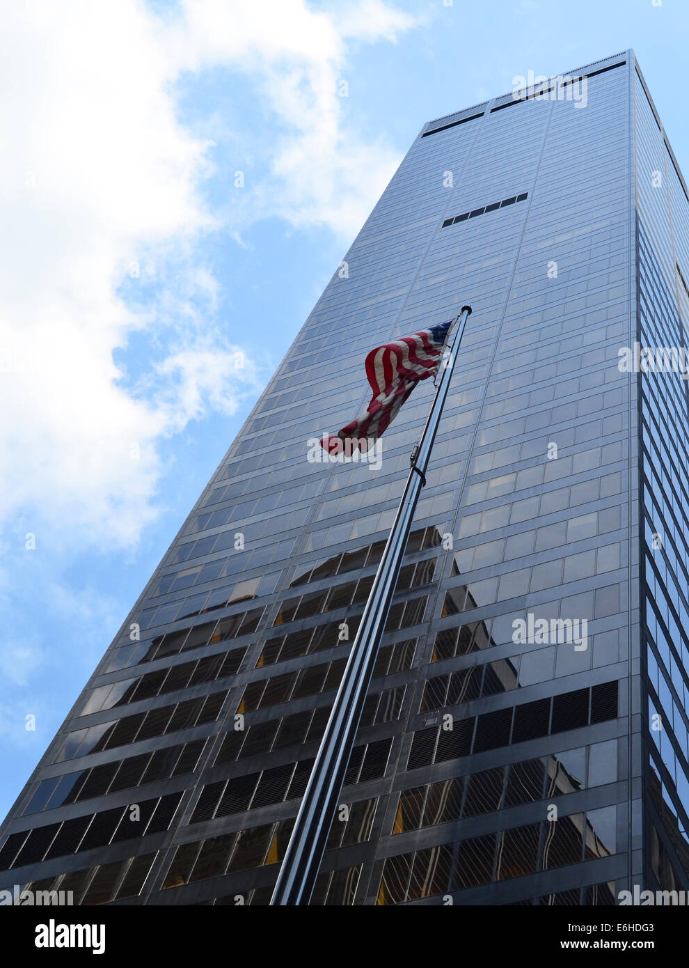 Drapeau américain en face de bâtiment d'affaires Banque D'Images