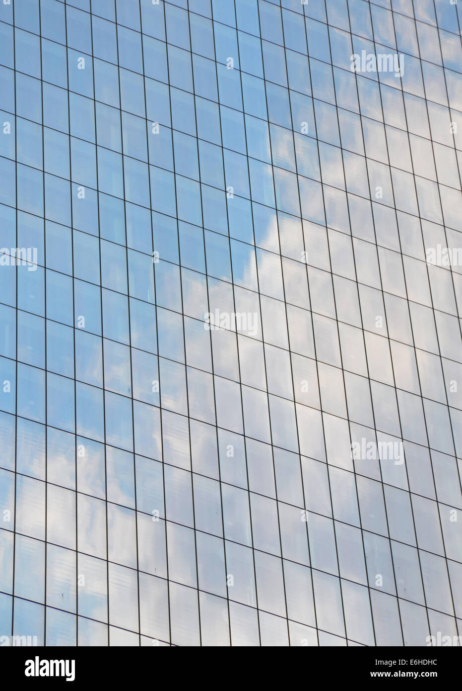 Ciel nuageux reflétée dans les fenêtres d'un gratte-ciel Banque D'Images