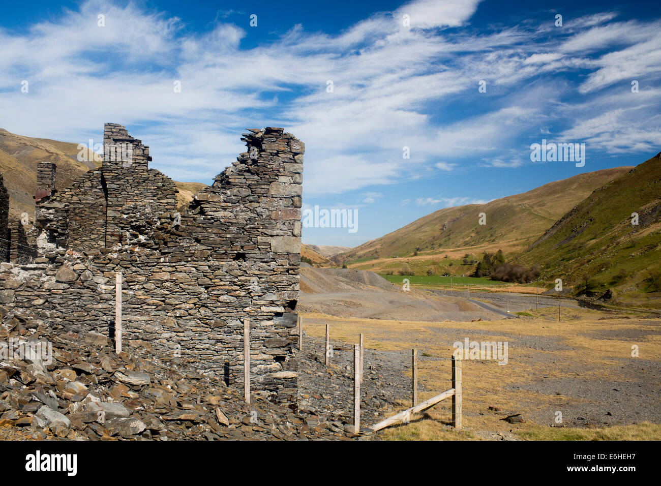 Des immeubles en ruines désaffectées Cwmystwyth mine de plomb et de paysages de montagne de la vallée derrière Ceredigion Mid Wales UK Banque D'Images