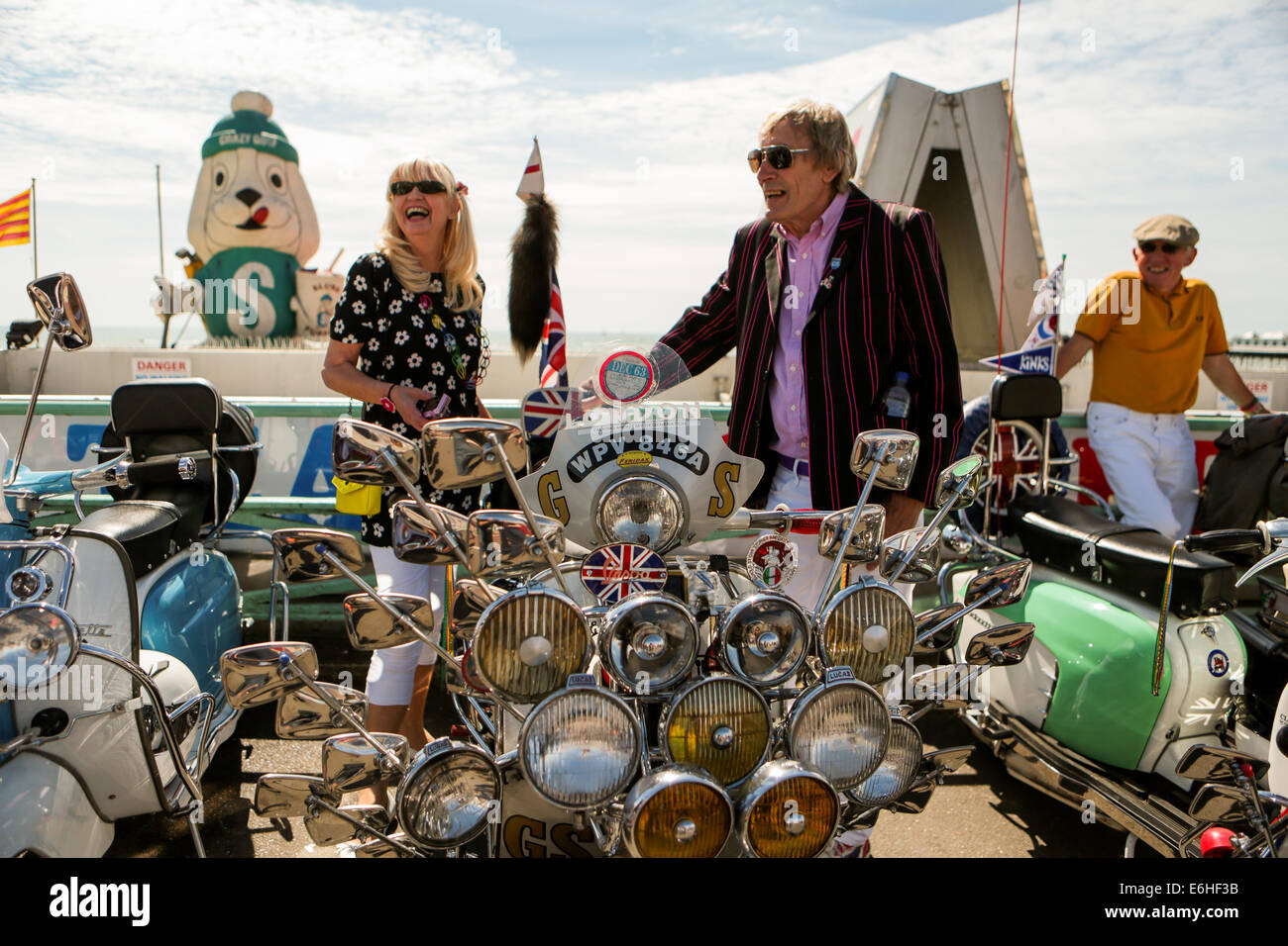 Mod All Weekender, Brighton 2014, Madeira Drive, Brighton, East Sussex, ROYAUME-UNI . Il s'agit d'un rassemblement de la culture Mod britannique événement annuel sur la côte sud de l'Angleterre avec le scooter classique comme mode de transport choisi. 24 août 2014 Banque D'Images