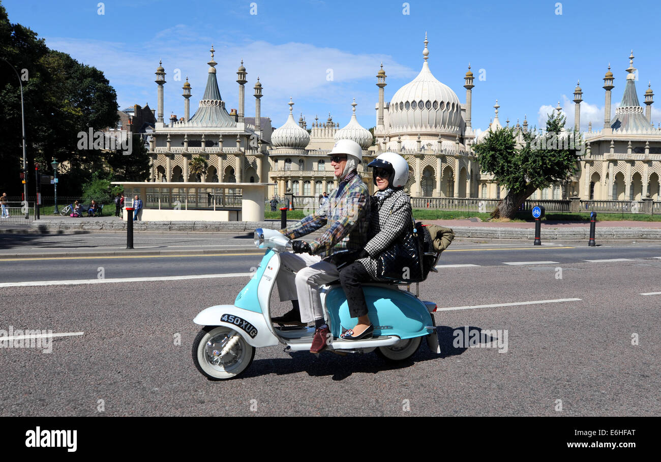 Mods dur passé du Royal Pavilion de Brighton à mesure qu'ils arrivent pour le week-end pour l'événement annuel Mods bank holiday 2014 Août Banque D'Images