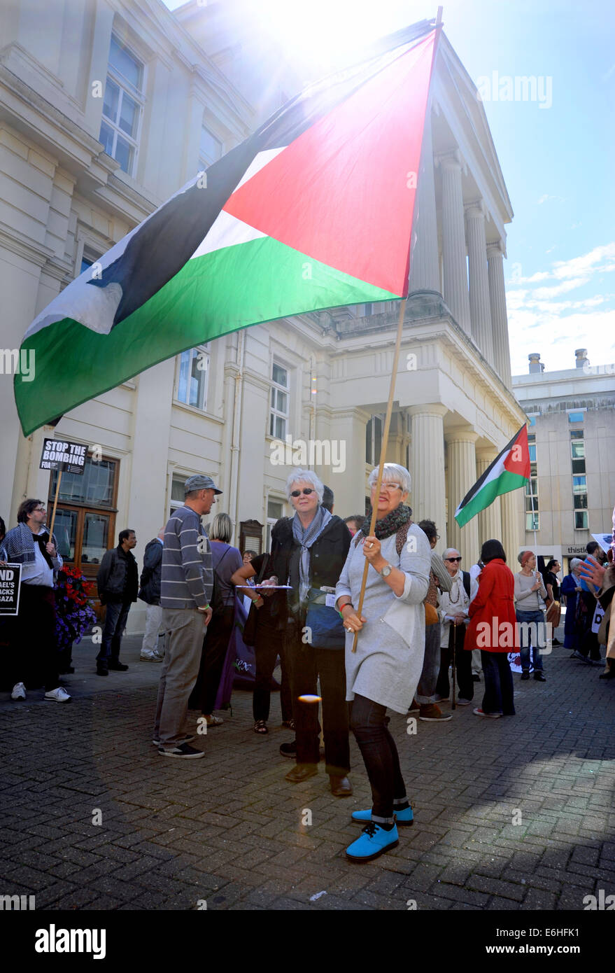 Une femme vagues un drapeau palestinien comme Pro partisans palestiniens prendre part à la manifestation pour Gaza manifestation en centre-ville de Brighton aujourd'hui organisé par Brighton et Hove Palestine Campagne de solidarité, des centaines de militants se sont réunies à l'hôtel de ville de Brighton avant de marcher à Hove Banque D'Images