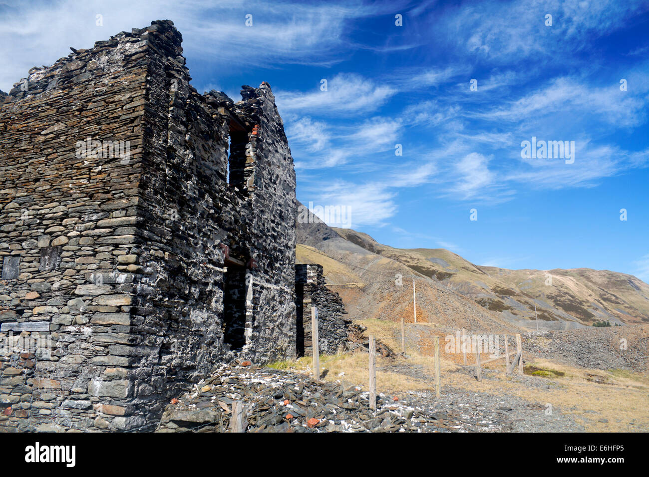Des immeubles en ruines désaffectées Cwmystwyth mine de plomb et de paysages de montagne de la vallée derrière Ceredigion Mid Wales UK Banque D'Images