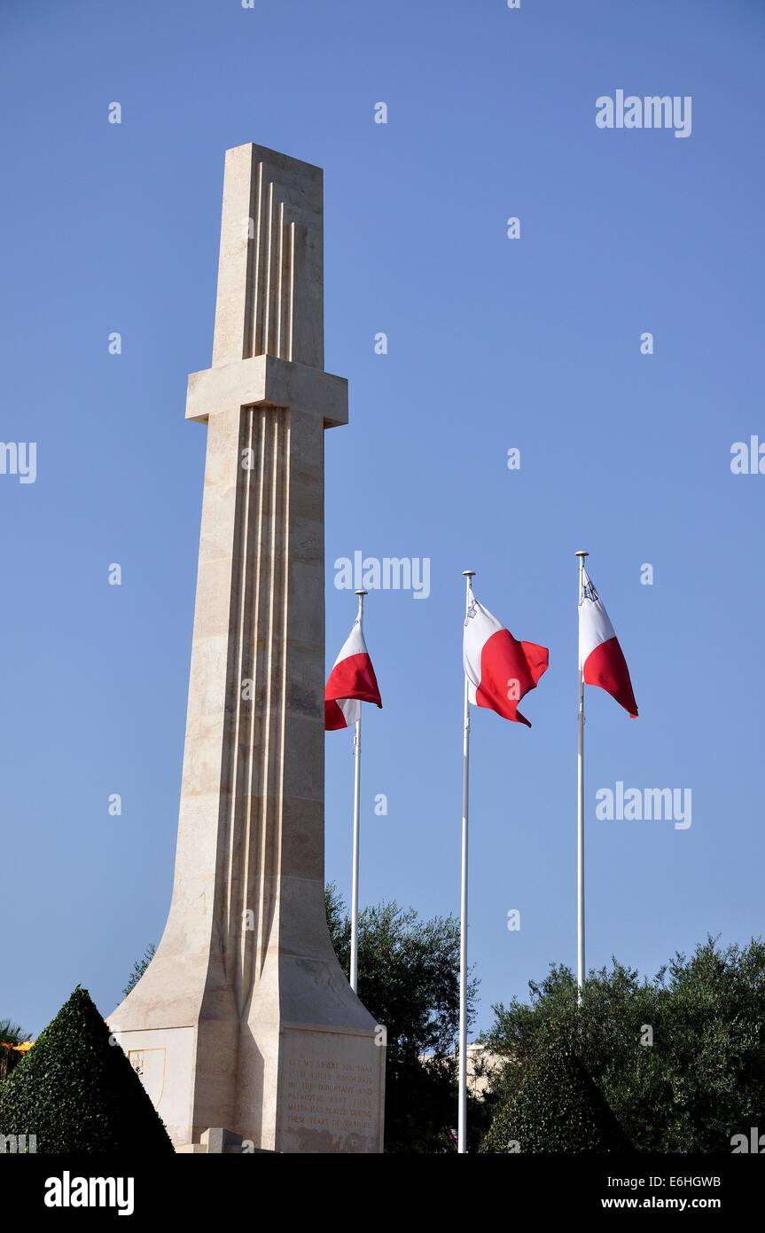 Monument commémoratif de guerre entre Floriana et de La Valette Malte,avec trois drapeaux maltais soufflant doucement dans le vent Banque D'Images